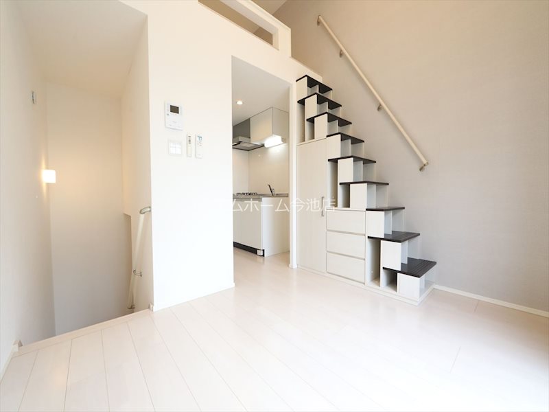 居室・リビング　洋室6.6帖　エアコン付　収納充実　バルコニーに面しています