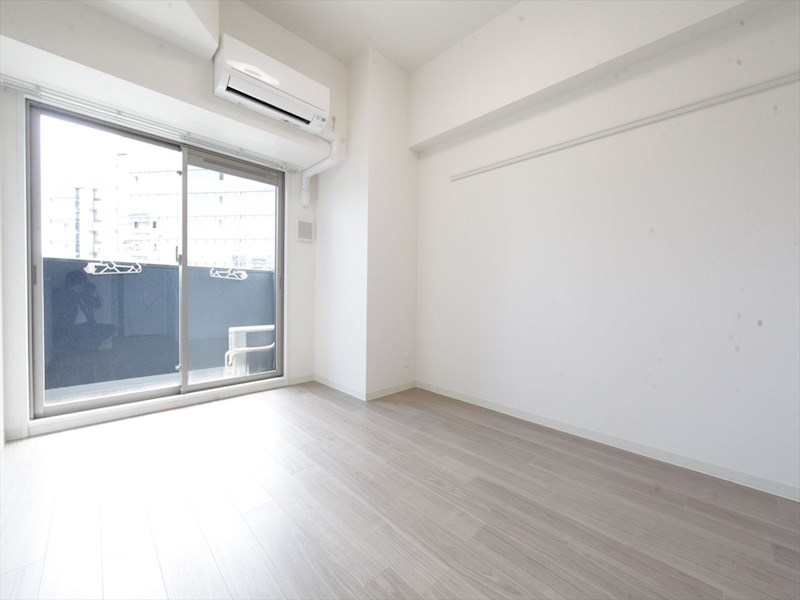 バルコニー　洋室7.6帖　エアコン完備　バルコニー