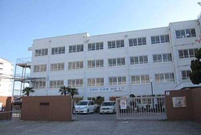 中学校　高槻市立川西中学校（中学校）まで620m