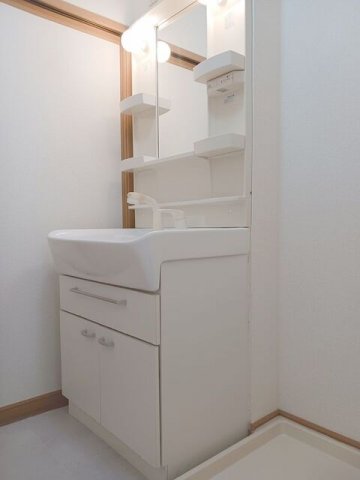 洗面設備　明るい洗面所です