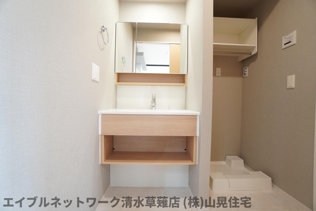 洗面設備　朝の支度にも助かる、独立の洗髪洗面化粧台