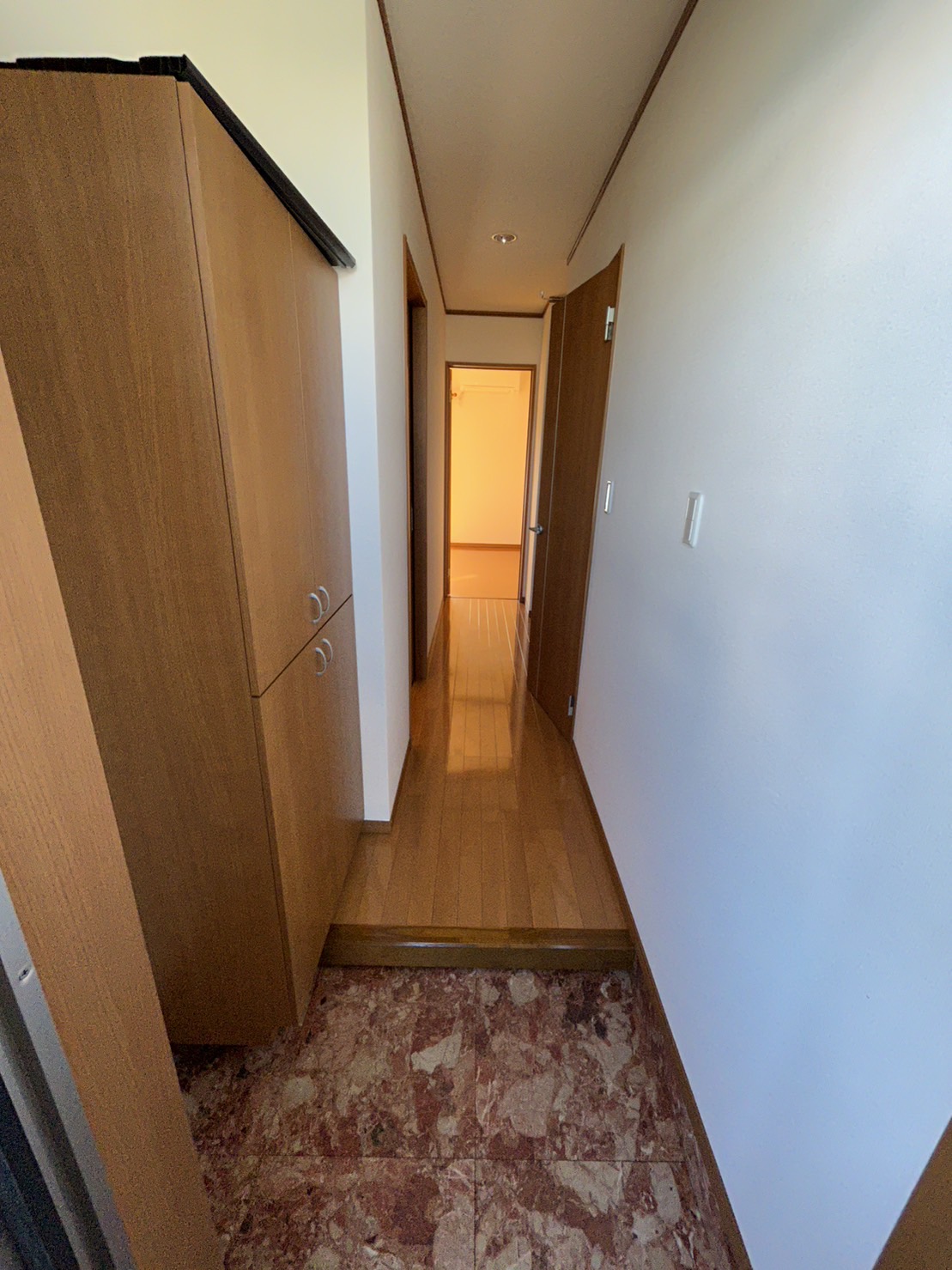 玄関　ハイタイプのシューズボックス　すっきり片付けられそうです。