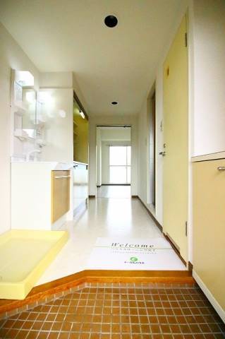 玄関　広めの廊下なのでキッチン周りの圧迫感がないです