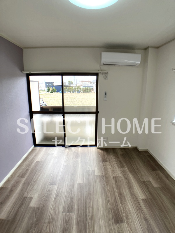 その他部屋・スペース　落ち着いた色調の寝室です