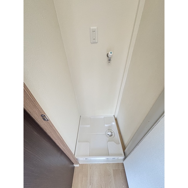 その他　洗濯機置場は収納タイプ