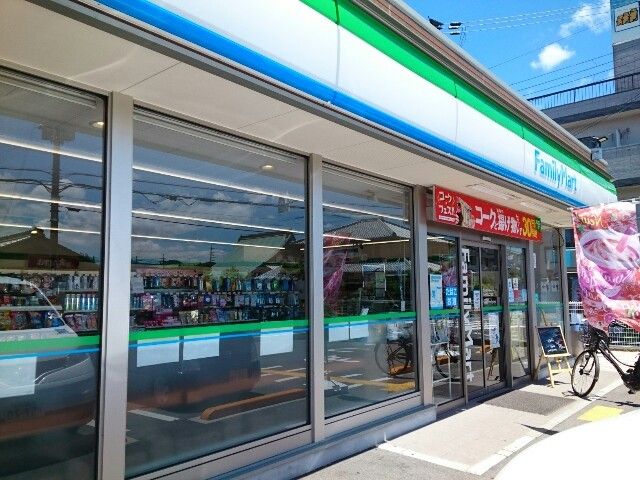 コンビニ　ファミリーマート様（コンビニ）まで210m