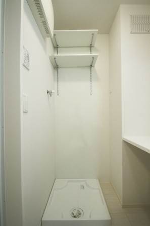 その他設備　☆室内洗濯機置き場☆上部にミニ物置あります♪