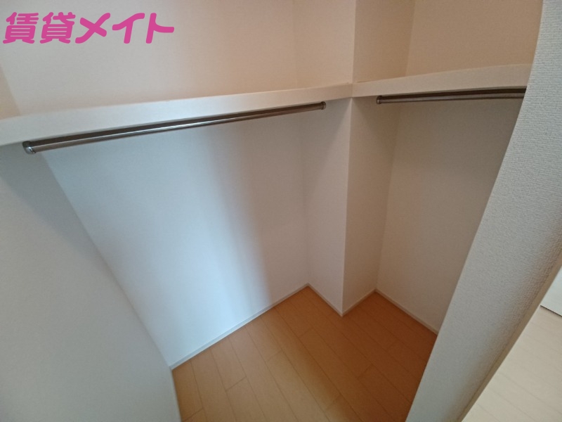収納　同型反転部屋写真です。