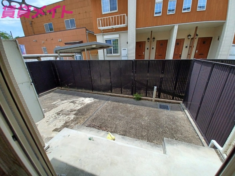 庭　同型反転部屋写真です。