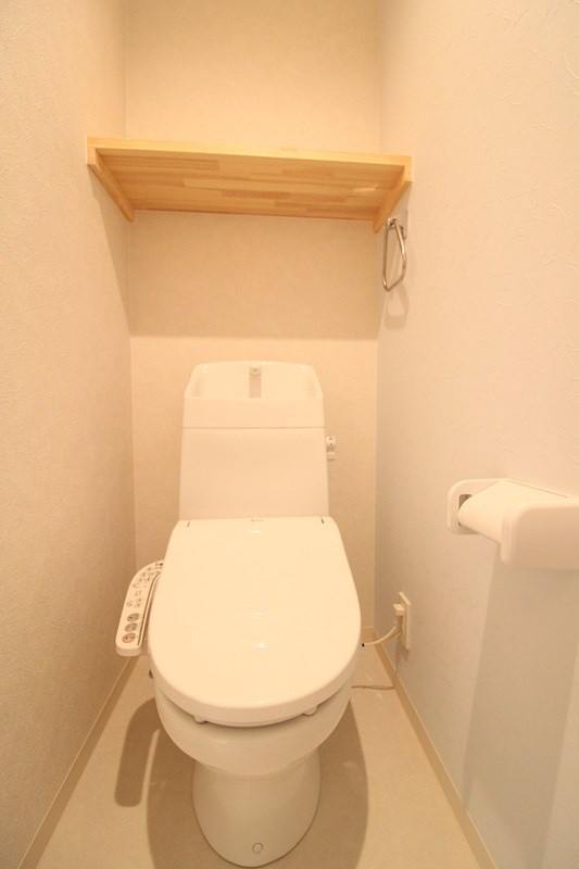 トイレ　収納棚がうれしいトイレ！