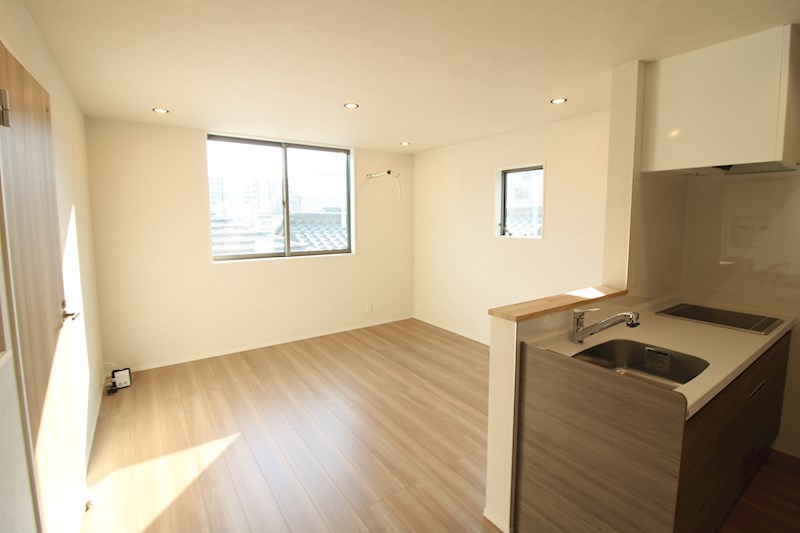 居室・リビング　二面採光で明るい雰囲気のリビング！