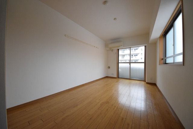 その他部屋・スペース　角部屋2面採光の明るい洋室　エアコン完備