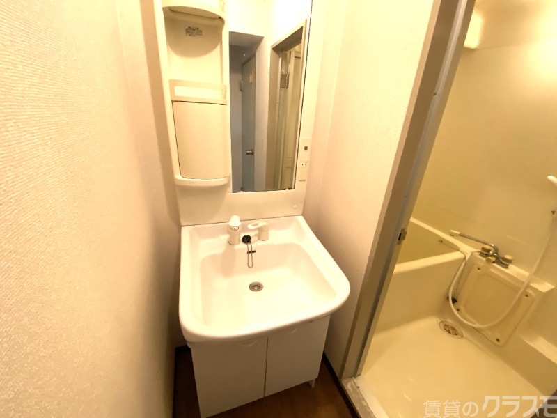 洗面設備　忙しい朝に洗髪洗面化粧台完備です。