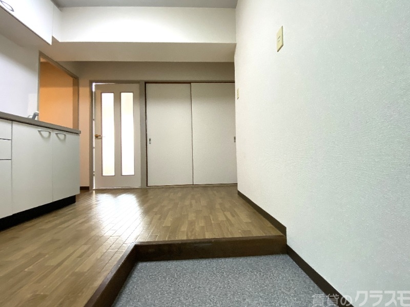 居室・リビング　玄関を一歩入ると・・。