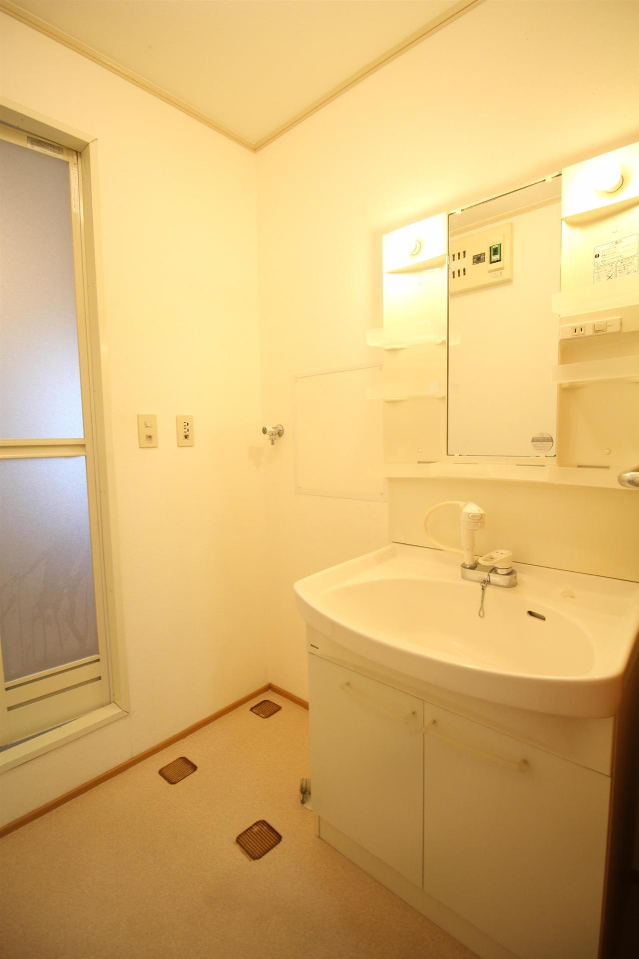 洗面設備　※反転しています。現状優先。