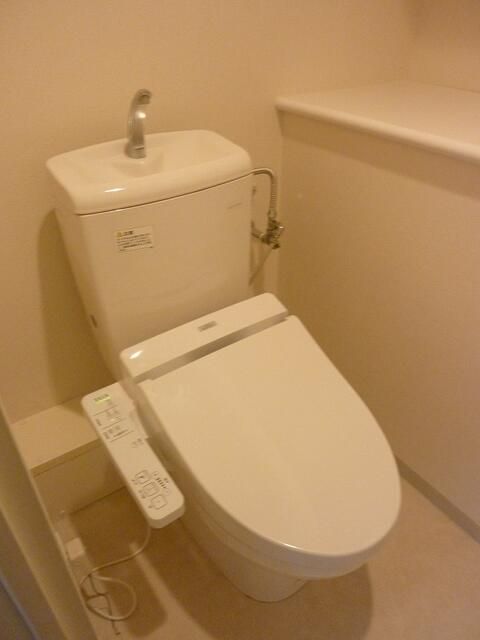 トイレ　落ち着いた色調のトイレです