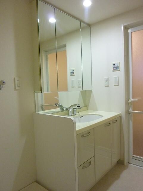 洗面設備　明るい洗面所です