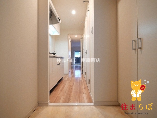 玄関　「気になったら、LINEで気軽に相談できますよ。」