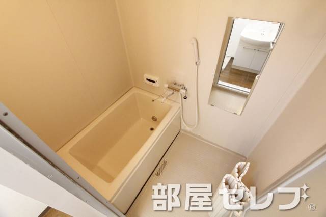 バス・シャワールーム　おいだき機能付き。