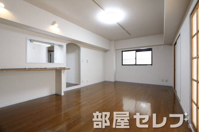 居室・リビング　広々としたリビングルーム。