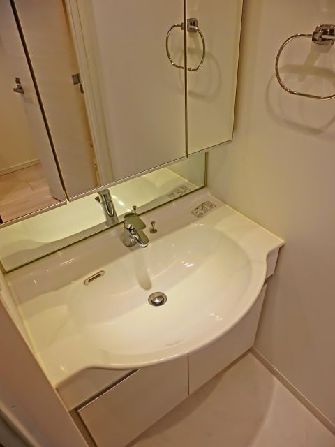 洗面設備　★３面鏡付洗面台です★