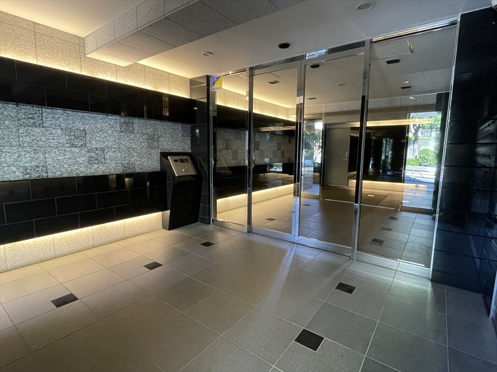 エントランス　落ち着いたエントランスです