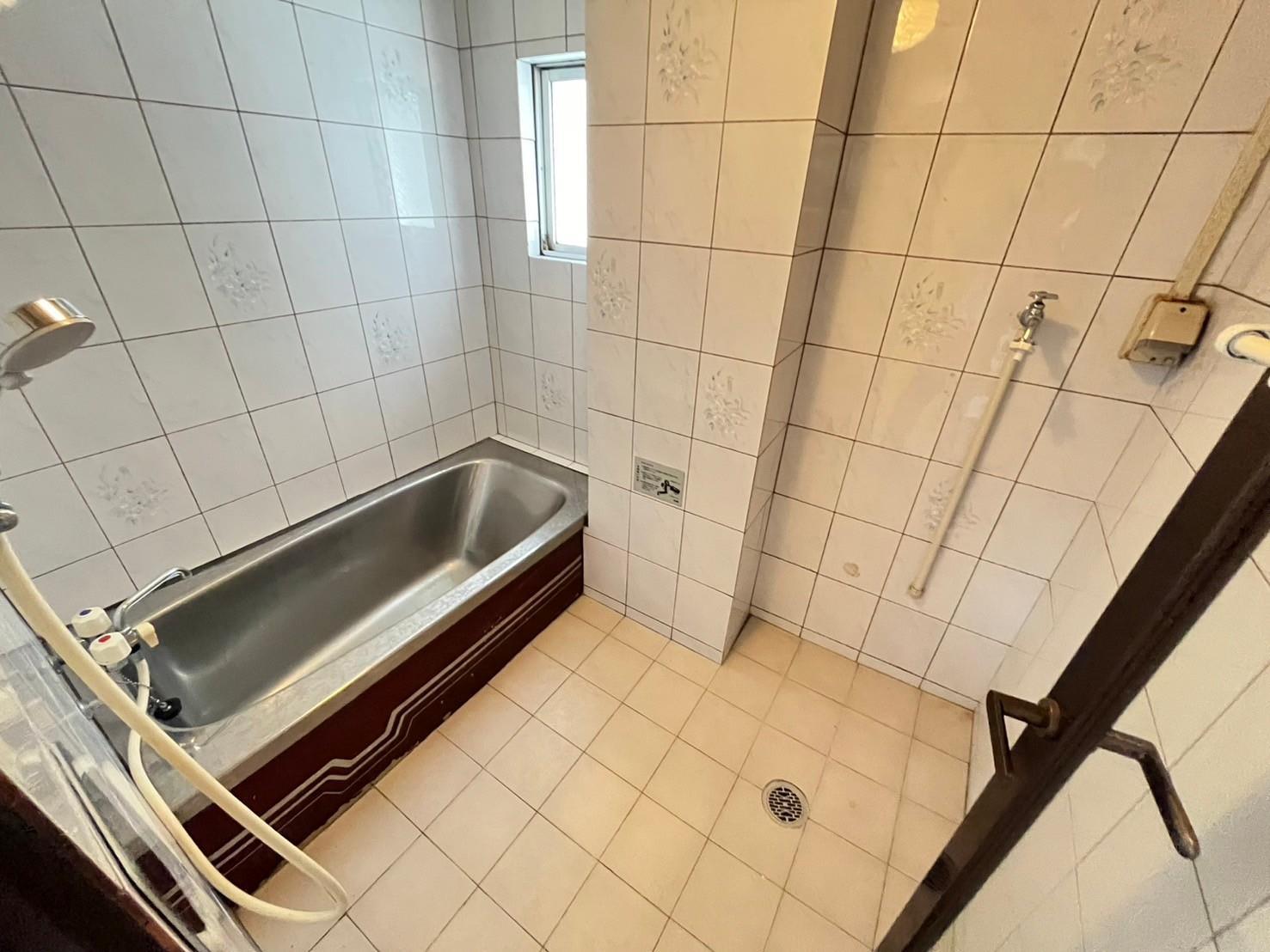 バス・シャワールーム　小窓付き・シャワー付きのバスルーム♪