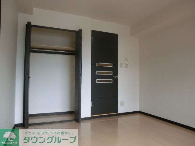 居室・リビング　収納付き洋室