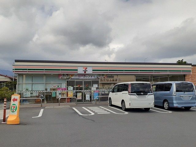 コンビニ　セブンイレブン（コンビニ）まで900m