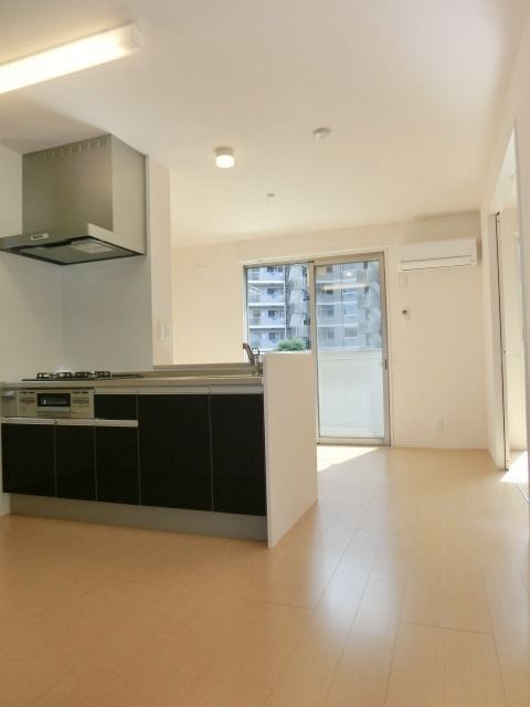 居室・リビング　フローリング張りで明るいＬＤＫ