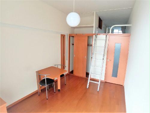 居室・リビング　天井が高く開放的な室内です。