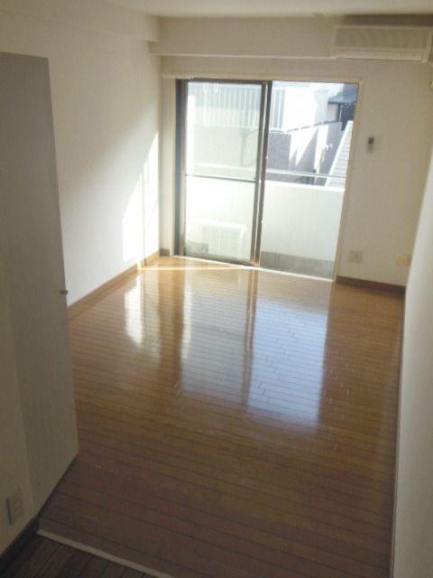 居室・リビング　★南向きで３階のお部屋だとこんなに明るいのです★