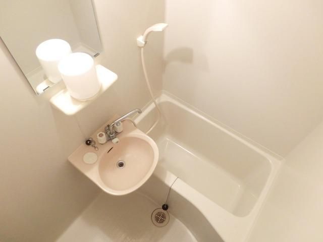 バス・シャワールーム　洗面台付バスルーム