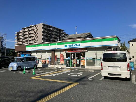 コンビニ　ファミリーマート三郷早稲田一丁目店（コンビニ）まで236m