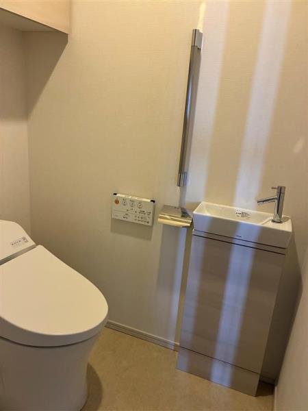 トイレ　落ち着いた色調のトイレです