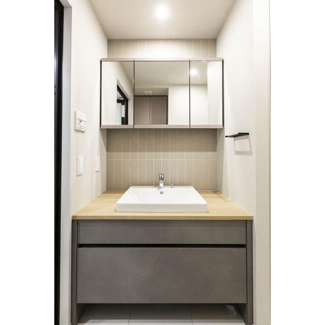 洗面設備　ゆったりとスペースのある洗面所