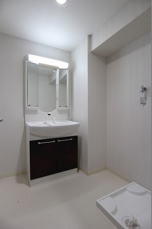 洗面設備　広い脱衣所が魅力です。棚やボックスも置けます。