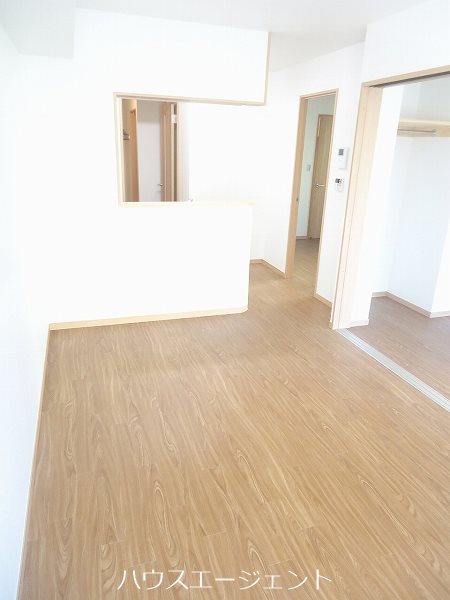 居室・リビング　カウンターキッチンで明るいリビングです!※写真は別号室参考画