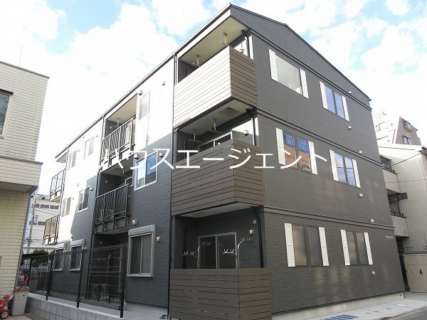 建物外観　耐火木造建築の３F建てです。