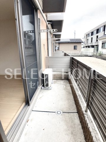 バルコニー　外からの目が気にならないバルコニーで洗濯物が干せます 同型タ