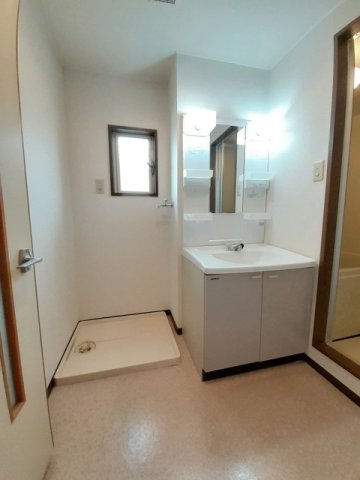 洗面設備　明るい洗面所です