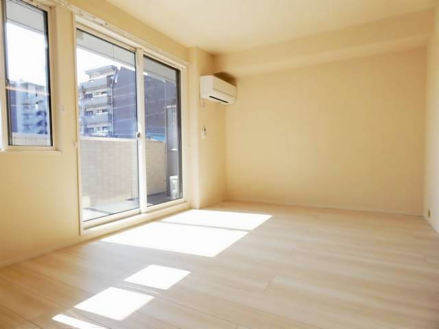 居室・リビング　窓からの自然光が心地よいです♪