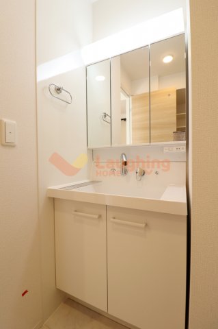 洗面設備　独立洗面台あり、毎朝おしゃれに忙しい女性の方におすすめです