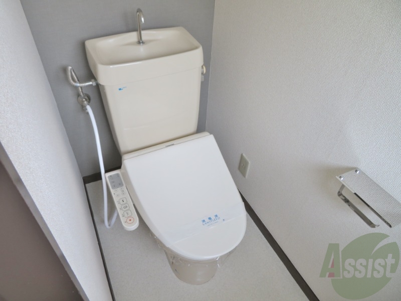 トイレ　温水洗浄便座付きのトイレは、使用しやすくうれしいですね。