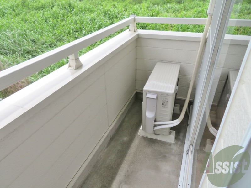 バルコニー　バルコニースペースも広く、洗濯物も問題なく干せそうですね。