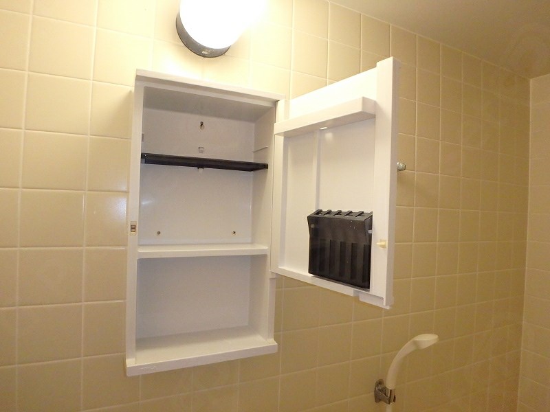 洗面設備　洗面鏡を開いて収納も出来ます