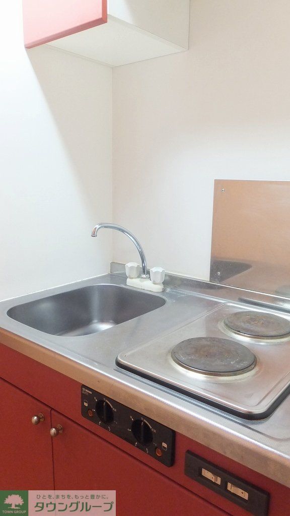 キッチン　2口の電気コンロ付き