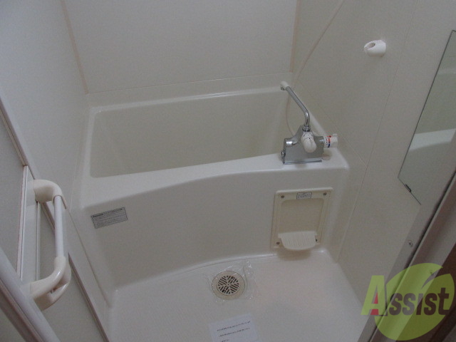 バス・シャワールーム　真っ白で清潔感のあるお風呂です。くつろげますよ～