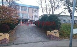 小学校　上湯川小学校（小学校）まで550m