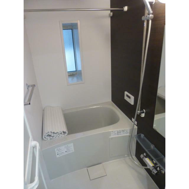 バス・シャワールーム　追い焚き機能、浴室乾燥機付きバス。